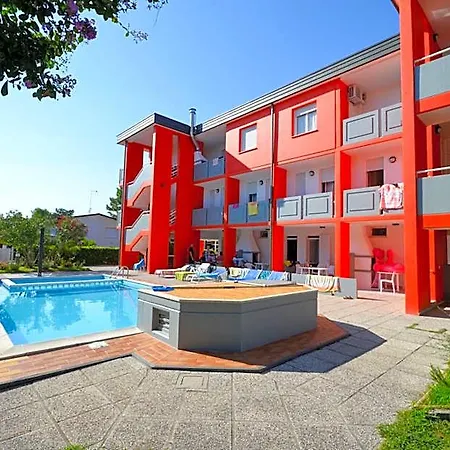 Spacious Flat With Pool View In